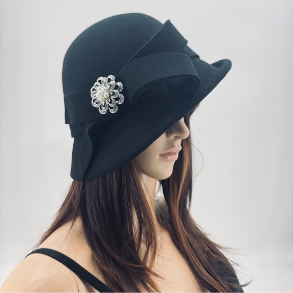 Vintage Accessories - Vintage Art Deco Flapper Style Jazz Age Wool Rhinestone Pearl Broach Cloche Hat